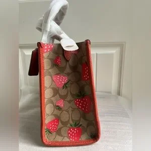 ★キュートな苺★Coach Dempsey Carryall Strawberry Print Bag COACH Dempsey Carryall Signature Canvas&Leather Wild